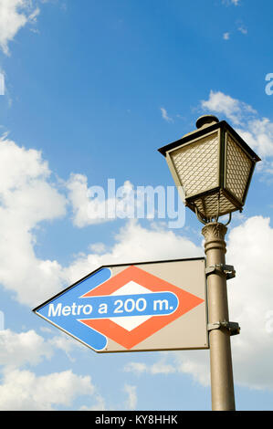 Lampe de rue et de métro signer contre le ciel bleu. Madrid, Espagne. Banque D'Images