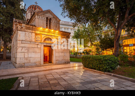 Église de l'époque byzantine historique avec des sculptures en pierre sur les murs extérieurs situé dans place métropole dans la vieille ville d'Athènes. Banque D'Images