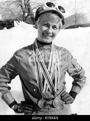 Une photographie de la skieuse de fond suédoise Toini Gustafsson Rönnlund prise en 1968, l'année où elle a remporté deux médailles d'or olympiques aux Jeux olympiques d'hiver de Grenoble, en France. Banque D'Images