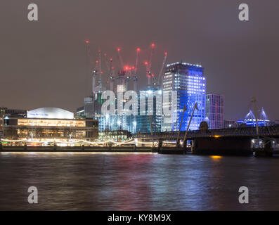 Londres, Angleterre, Royaume-Uni - 11 janvier 2018 : cluster grues à tour à côté de la Royal Festival Hall et Hungerford Bridge à la coquille Centre au cours d'oeuvre Banque D'Images