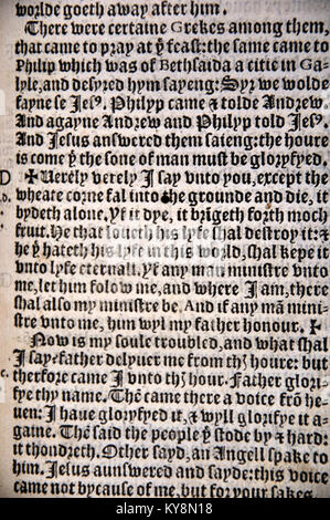 William Tyndale's 1538 édition du Nouveau Testament en anglais, qui a montré le texte anglais et le texte latin d'Érasme. À partir de la Collection des livres rares Reed à Dunedin, Nouvelle-Zélande. Banque D'Images