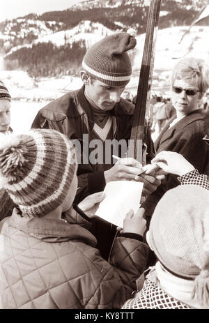 Une photographie de 1962 capturant une compétition de saut à ski sur la montagne Kulm, en Autriche, montrant des sauteurs en action, la foule et la grande structure de colline utilisée pour les événements internationaux de sports d'hiver. Banque D'Images