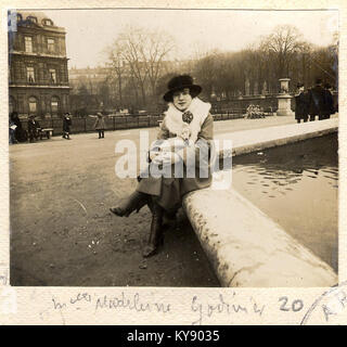 Cette photographie historique capture Melle Madeleine Godinier au jardin du Luxembourg à Paris le 11 mars 1917. L’image fait partie de la collection du Fonds Berthel, offrant un aperçu de la vie et de la mode parisiennes du début du XXe siècle. Banque D'Images