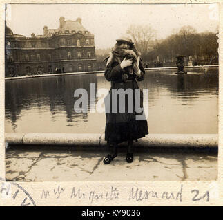 Une photographie de Mademoiselle Miguette Mesnard prise au jardin du Luxembourg à Paris le 11 mars 1917. La photo capture un moment de la vie parisienne du début du XXe siècle pendant la première Guerre mondiale Banque D'Images