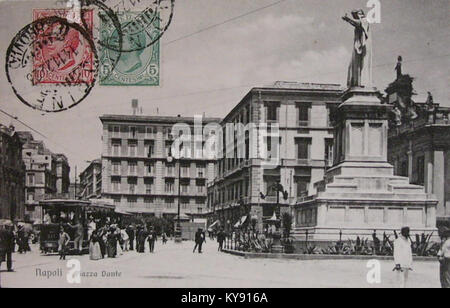 Piazza Dante à Naples au début du XXe siècle montre le développement urbain, les structures architecturales et le paysage culturel de la ville pendant cette période. Banque D'Images