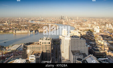 Londres, Angleterre, le 27 février 2015 : La Tamise serpente à travers les rues de la région de East London Docklands vu de la Canary Wharf Tower. Banque D'Images