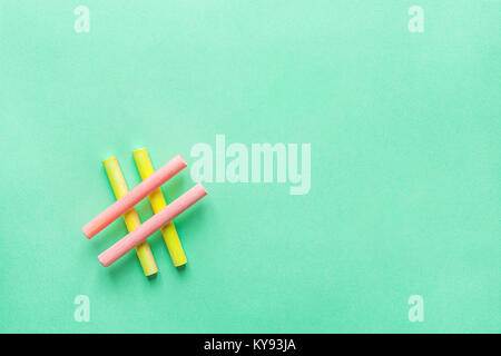 Hashtag signe fait à partir de la traversée Les craies Crayons de couleur jaune rose sur fond bleu turquoise. Réseautage social media Blogs Concept. Fille femme F Banque D'Images