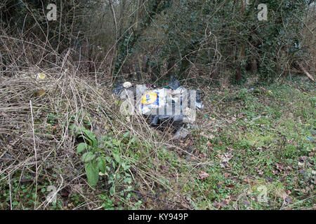 Plus de sacs noirs des déchets ménagers déversés dans la campagne. Banque D'Images