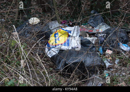 Plus de sacs noirs des déchets ménagers déversés dans la campagne. Banque D'Images