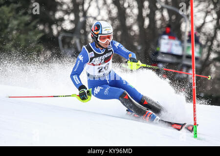 ZAGREB, CROATIE - 3 janvier 2018 : Manuela Moelgg de lir fait concurrence au cours de l'AUDI FIS Alpine Ski World Cup Slalom Femmes, Snow Queen Trophy en 2018 Banque D'Images