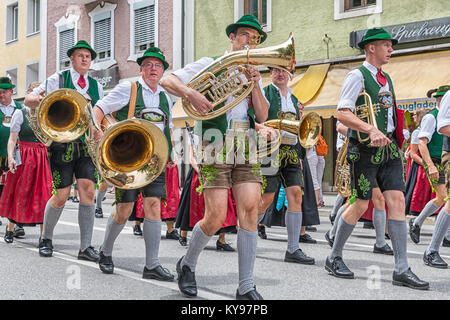 Festival avec défilé de fanfares et des personnes en costumes traditionnels Banque D'Images