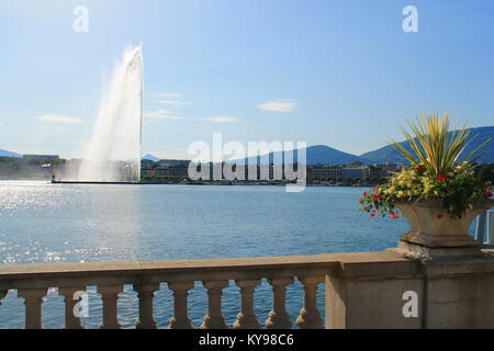 Belle vue de la ville de Genève avec des bateaux sur le lac de Genève, Suisse Banque D'Images