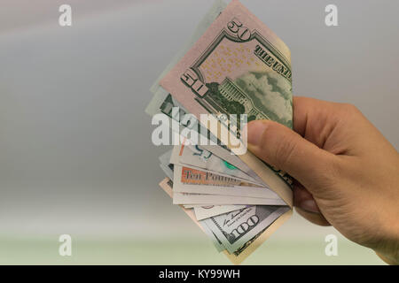 L'argent dans la main la main avec de l'argent, main tenant Billets , Banque D'Images