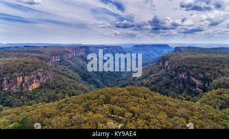 Télévision sommets de montagne dans le parc national de MOrton de FIrztory falls à Twin Falls dans une vue panoramique donnant sur le ruisseau Yarrunga couverts par jamais-vert Banque D'Images