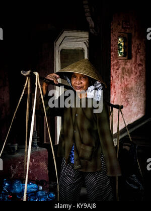 Vieille dame travaillant à Hoi An Banque D'Images