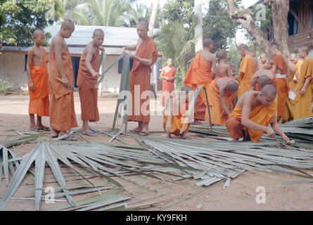 Des moines novices manuscrits sur feuilles de palme, TVA Manolom, Luang Prabang, Laos Banque D'Images