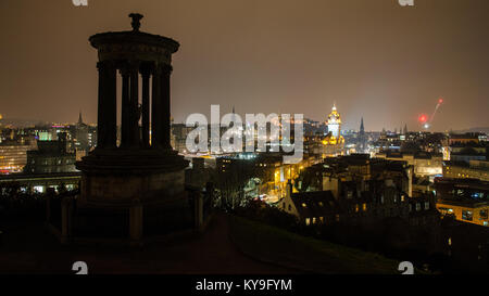 Edimbourg, Ecosse, ROYAUME UNI - 19 mars 2015 : la vieille ville et du château d'Édimbourg sont éclairés la nuit, vu de près l'Dugald Stewart Memorial sur l'ACPD Banque D'Images