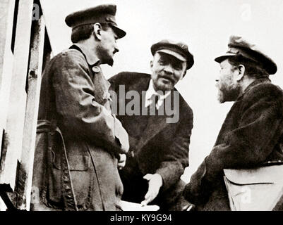 Cette photographie de 1919 montre les dirigeants soviétiques Léon Trotsky, Vladimir Lénine et Lev Kamenev, des figures clés de la révolution bolchevique et des débuts de l'histoire soviétique. L'image capture un moment dans les années formatrices de l'Union soviétique. Banque D'Images