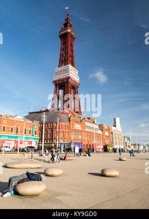 Blackpool, England, UK - 1 août 2015 : les piétons et les touristes à pied le long du front de mer de Blackpool, en vertu de l'emblématique tour de Blackpool. Banque D'Images