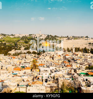 Vieille ville de Jérusalem. Vue du clocher de l'Église luthérienne du Rédempteur. Vue sur le côté du Mont du Temple et Dôme du Rocher Banque D'Images