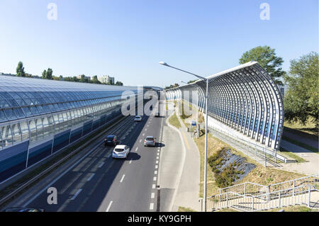 Arrêt de bus près de le tunnel. Structure en métal, verre et des écrans. La technologie moderne dans la ville de Varsovie, Pologne. Banque D'Images