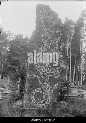 U455 Näsbystenen à Näsby, Suède, une ancienne pierre runaire avec des inscriptions runiques, offrant un aperçu de l'histoire de l'âge viking, préservée par le Conseil du patrimoine national suédois. Banque D'Images