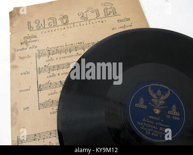 Enregistrement gramophone et partition de 'Phleng Chat Thai', l'hymne national thaïlandais composé par Khun Wichitmatra, important dans l'histoire nationale de la Thaïlande. Banque D'Images