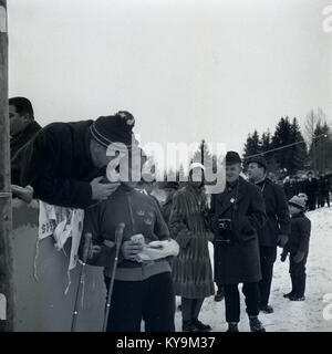 Toini Gustafsson lors d'une course de ski local 1960 001 Banque D'Images