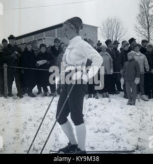 Toini Gustafsson, un skieur finlandais de premier plan, participe à une course de ski locale dans les années 1960 Elle était connue pour ses compétences exceptionnelles en ski et ses réalisations au cours de sa carrière dans le sport. Banque D'Images