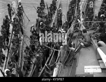 Une photographie montrant des hommes locaux rassemblés près du village d'Eureka à Kaimare, province du Golfe, Papouasie-Nouvelle-Guinée, illustrant la vie et la communauté du village. Banque D'Images