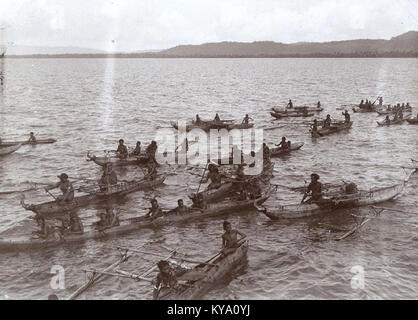 Cette photographie, extraite de la collection du Musée national des cultures du monde, représente des canoës avec des Papous dans la baie de Humboldt alors qu'ils partent pour des destinations inconnues. Il met en lumière le mode de vie traditionnel du peuple indigène papou. Banque D'Images