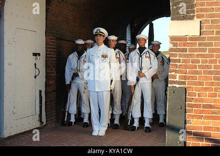 Cette photographie montre la Garde cérémonielle de l'US Navy sur le pont de Fort McHenry, Maryland, soulignant la tradition militaire, les uniformes et les pratiques cérémonielles. Banque D'Images