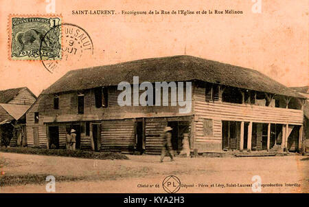Photographie de la rue de l'Église et de la rue Mélinon à Saint-Laurent-du-Maroni, Guyane française, montrant le tracé des rues et l'architecture coloniale typique de la région. Banque D'Images