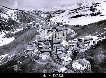 Vue panoramique sur Saint-Véran, un village de haute altitude dans les Alpes françaises, mettant en valeur l'architecture alpine traditionnelle, le paysage montagneux et l'habitat rural dans le sud-est de la France. Banque D'Images