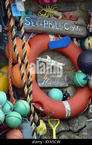 Vieux flotteurs de pêche et du bois flotté dans un affichage des articles style côtières ou marines sur une vieille porte en bois de style shabby chic à steephill Ile de Wight. Banque D'Images