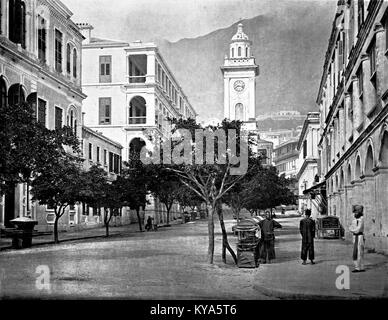 Photographie de la Tour de l'horloge à Hong Kong, construite en 1915, qui fait partie de l'ancienne gare de Kowloon-Canton, située sur le front de mer de Tsim Sha Tsui, remarquable pour son architecture en briques rouges et son importance historique. Banque D'Images
