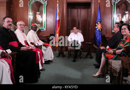 Cette photographie montre le président Aquino rencontrant le cardinal Robert Sarah dans la salle de musique du palais de Malacañang, soulignant les relations diplomatiques entre les Philippines et l’Église catholique Banque D'Images