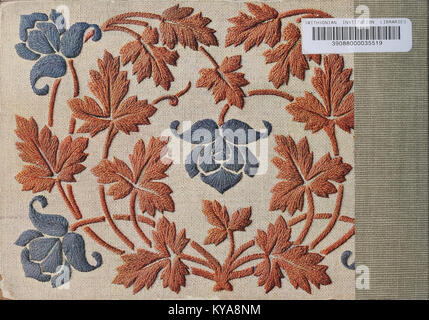 Couverture arrière de 'motifs pour broderies', première série, montrant des motifs de broderie détaillés et l'inspiration pour les projets de couture. Banque D'Images