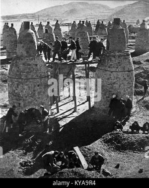 Description des hauts fourneaux de sol, grandes structures industrielles utilisées en métallurgie pour la fusion du fer à partir du minerai pendant la révolution industrielle. Banque D'Images