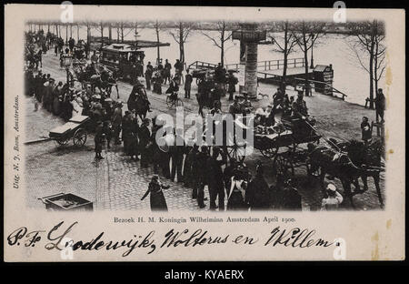 La photographie montre la reine Wilhelmine et la reine mère Emma dans une procession royale le long de Weesperzijde, Amsterdam, reflétant la monarchie néerlandaise, la société et les pratiques cérémonielles du début du XXe siècle. Banque D'Images