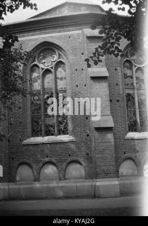 Photographie de la cathédrale de Västerås en Suède, mettant en évidence l'architecture gothique, les tours jumelles et l'importance historique en tant que site religieux. Banque D'Images