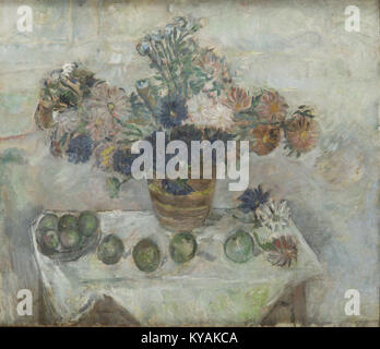 'Martwa natura z kwiatami i jabłkami na Stole' de Tytus Czyzewski est une peinture de nature morte mettant en vedette des fleurs et des pommes sur une table, illustrant le vernis du XXe siècle Banque D'Images