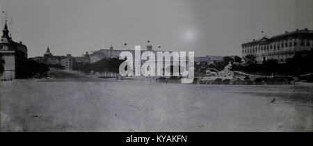 Cette photographie historique, prise par J. Laurent, capture la Plaza de Cibeles à Madrid, en Espagne, mettant en valeur la fontaine emblématique et l'architecture environnante avant 1884. L’image reflète l’évolution culturelle et architecturale de la ville. Banque D'Images
