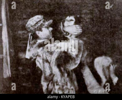 Ce portrait de Carlos Vázquez, peint par Joaquín Sorolla en 1905, met en valeur la maîtrise de la lumière et de la couleur par l'artiste. La peinture souligne les traits de Vázquez avec une attention remarquable aux détails et à la technique, représentant le style de portrait du début du XXe siècle. Banque D'Images