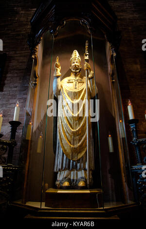 Monument funéraire à Mgr Roberto Fontana debout dans la cathédrale de Modène Italie Banque D'Images