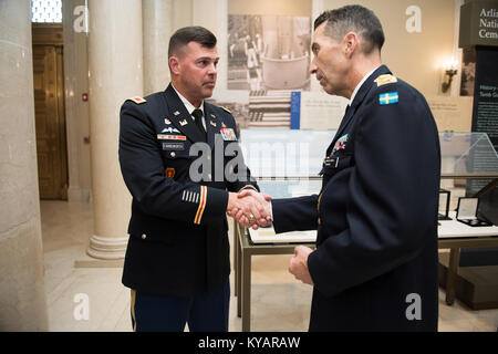 Commandant suprême des forces armées suédoises Gen. Micael Bydén Wreath-Laying diriger un service public à la Tombe du Soldat inconnu (37909804801) Banque D'Images