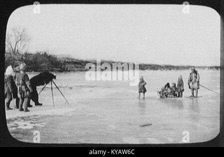 En vertu de l'homme derrière le carénage sur trépied, appareil photo, photographier Goldi famille le fleuve Amour RCAC2004708049 Banque D'Images