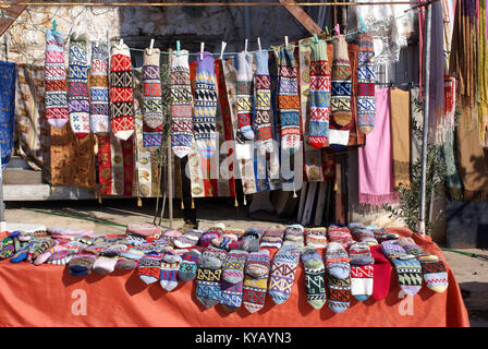 Table avec des bas de laine sur la rue d'Alanya, Turquie Banque D'Images