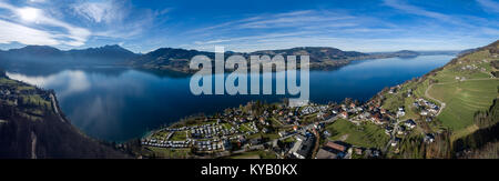 Voir d'Attersee est le plus grand lac de la région du Salzkammergut, dans l'État autrichien de la Haute Autriche Banque D'Images