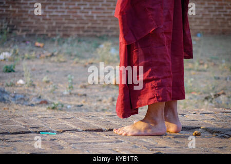 Un moine bouddhiste debout sur Stone Road à Bagan, Myanmar. Banque D'Images